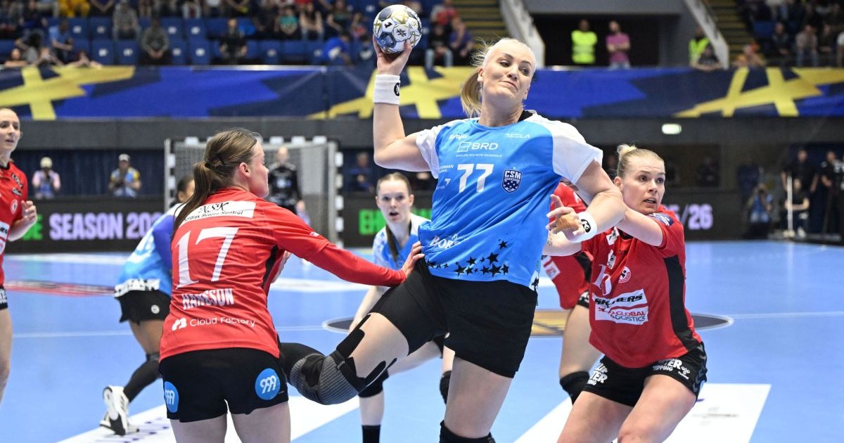 Crina Elena Pintea si Kathrine Brothmann Heindahl in meciul de handbal feminin dintre CSM Bucuresti si Team Esbjerg, din cadrul Ligii Campionilor, desfasurat in Sala Polivalenta Ioan Kunst Ghermanescu din Bucuresti, duminica 26 aprilie 2026. © FOTO:Razvan Pasarica/SPORT PICTURES