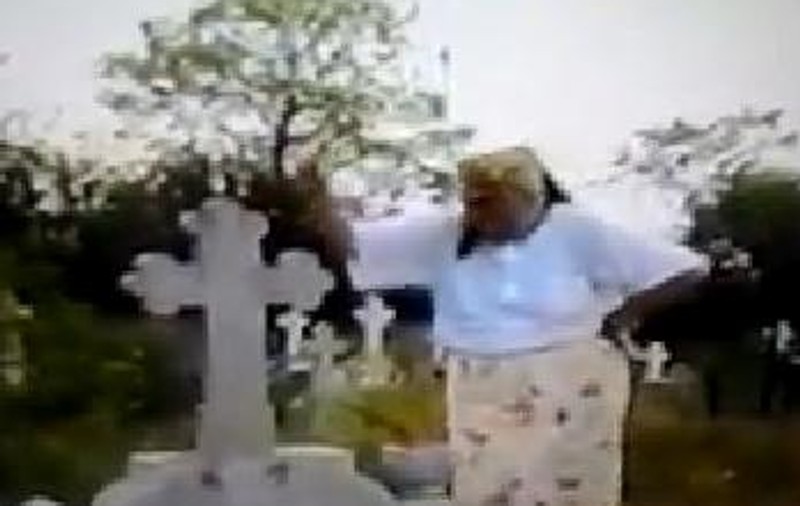 RĂSU'-PLÂNSU'. O bătrână ”o rupe” pe manele, în timp ce dansează pe mormântul soțului! VIDEO