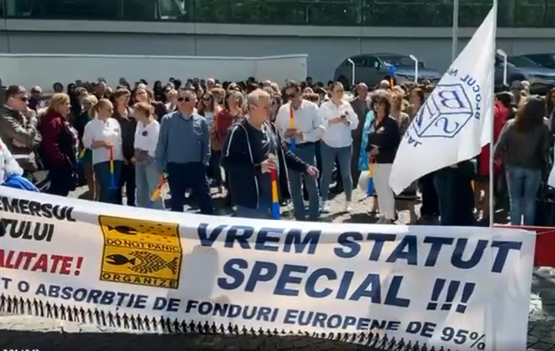 Angajații Guvernului au întrerupt lucrul timp de o oră, în semn de protest. Ce solicitări au