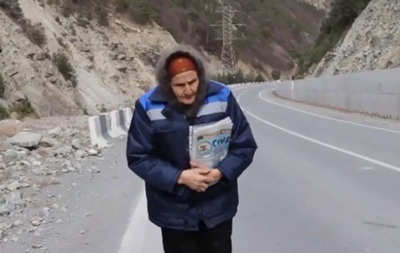 VIDEO | O bătrânică de 83 de ani merge 144 de kilometri pe săptămână pentru a livra scrisori localnicilor