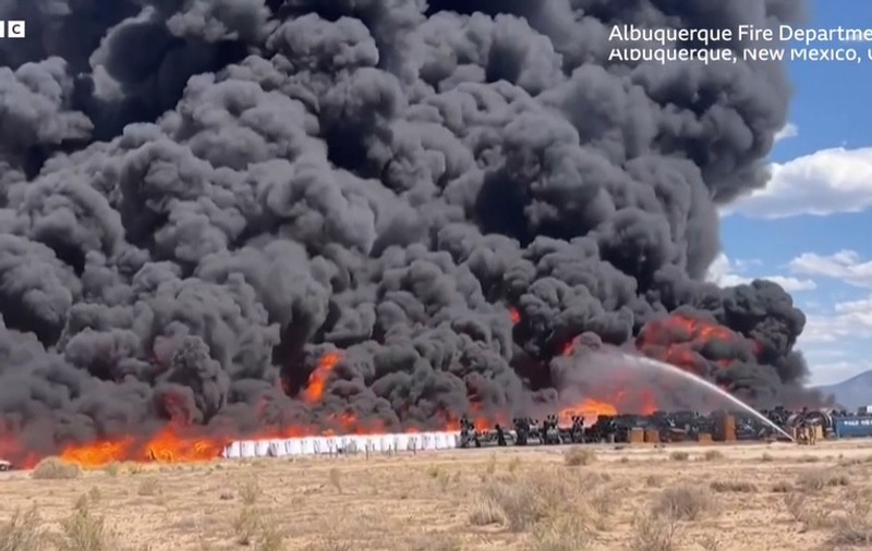 Incendiu uriaș la o fabrică de reciclare a plasticului în cel mai mare oraș din New Mexico. A fost emisă o alertă de fum toxic