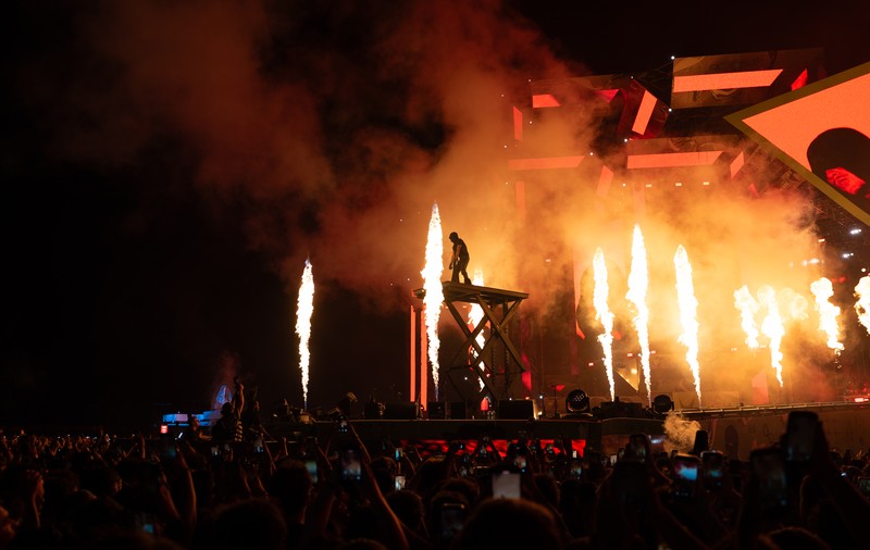 Playboi Carti a urcat pe scena Beach, Please! 2026 la ora 4 dimineața, după amânarea provocată de vreme. Mii de fani au așteptat show-ul rapperului american
