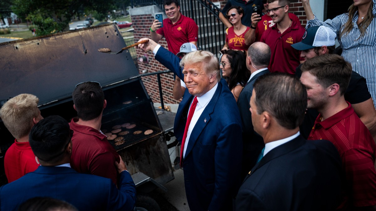 Donald Trump, în timp ce face un grătar cu chiftele din carne tocată de vită pentru burgeri