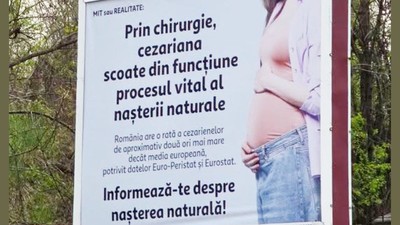 Un ospătar și un crainic de stadion sunt în spatele panourilor din București cu mesaje anticezariană