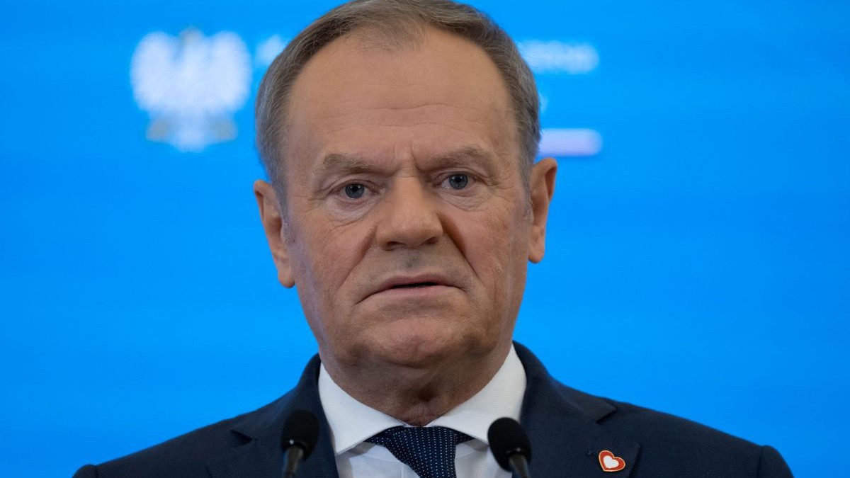 Premierul polonez Donald Tusk în timpul conferinței de presă de la Varșovia, Polonia, pe 17 ianuarie 2025. Oficialul este îmbrăcat la costum și pare îngrijorat