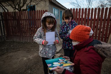 Mihaela şi Ştefania se bucură să-şi vadă învăţătoarea