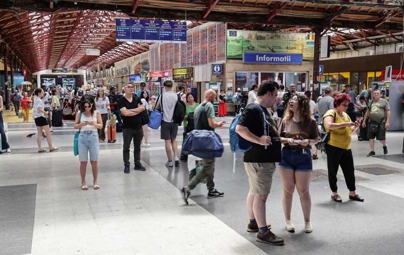 Haos în Gara de Nord sâmbătă dimineața: Trenurile au întârzieri de până la 8 ore din cauza caniculei. Anunțul CFR Călători