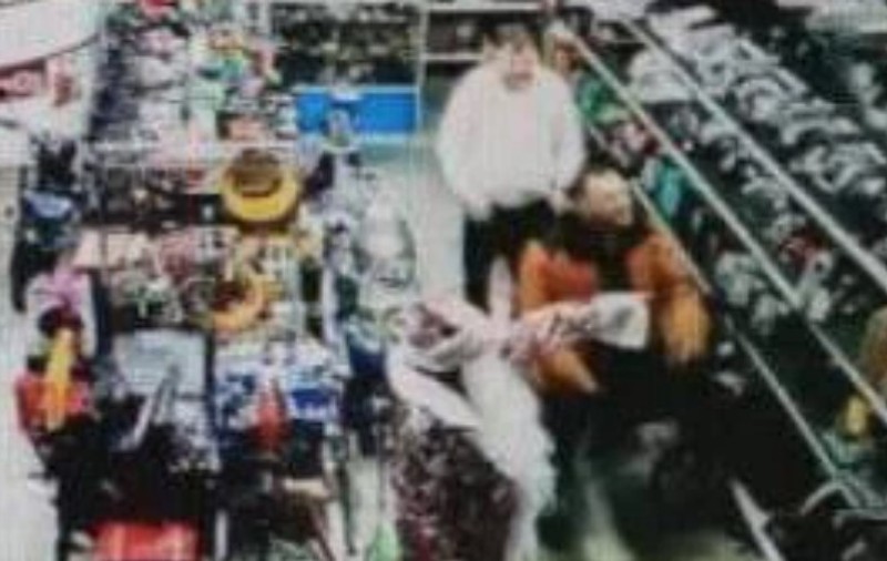 Un bărbat îmbrăcat în Moș Crăciun și-a făcut un selfie cu proprietarul unui magazin pe care după câteva secunde l-a executat și totul a fost filmat, în Rusia