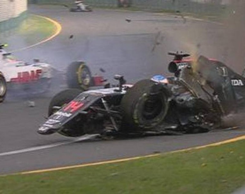 Incident în Formula 1, la prima cursă a sezonului! ^La Melbourne, bolidul lui Fernando Alonso s-a făcut acordeon, la 200 km/h! / GALERIE FOTO