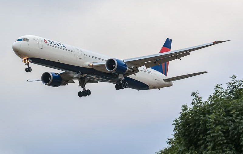 Un american riscă până la cinci ani de închisoare după ce s-a îmbarcat într-un avion fără bilet