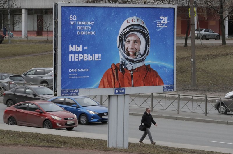 Un panou cu Iuri Gagarin în St. Petersburg. Rusia sărbătorește 60 de ani de la primul zbor în spațiu FOTO: EPA