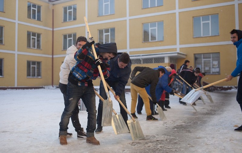 Sute de liceeni bucureşteni au ieşit să cureţe zăpada