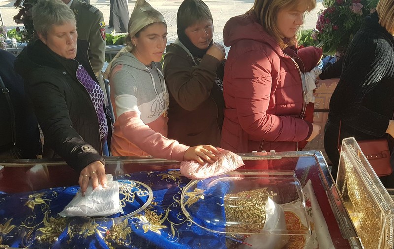 GALERIE FOTO/ Credincioșii suportă orice pentru că ”îi întărește Dumnezeu”. 2,5 kilometri de coadă la moaște, viteză 1000 de pelerini pe oră!
