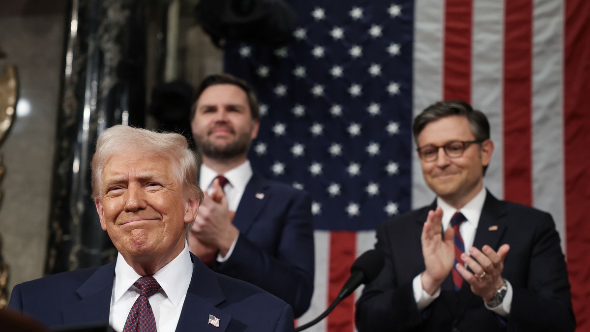 Donald Trump, Președintele Camerei americane Mike Johnson (R-LA) și vicepreședintele JD Vance aplaudă în spatele lui
