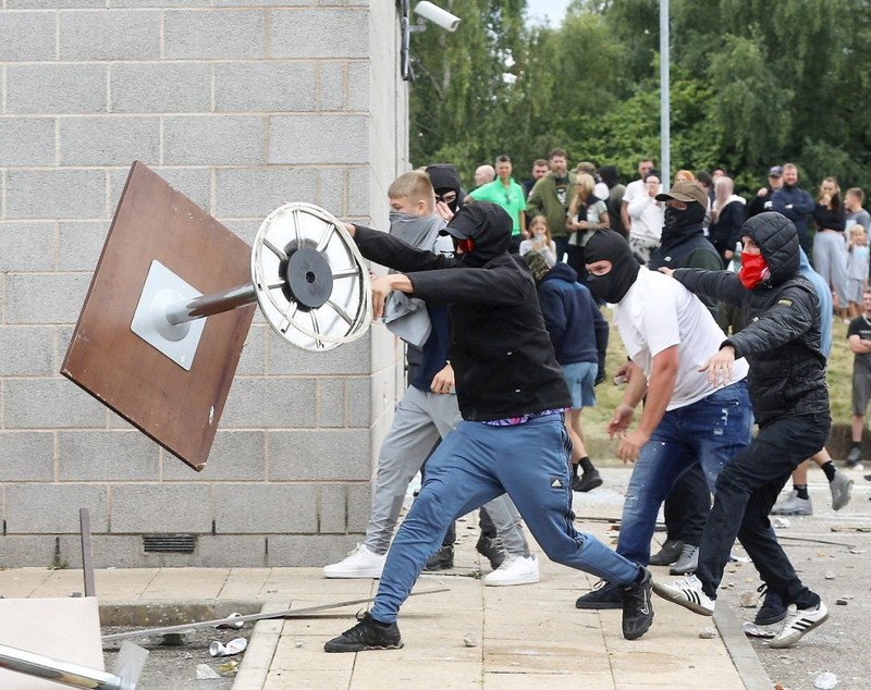 Noi violențe în Marea Britanie, după uciderea a trei fetițe: atacuri asupra unor hoteluri care găzduiesc imigranți. Guvernul anunță măsuri dure