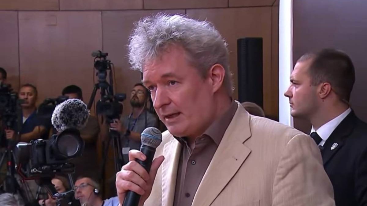 Michael Martens, jurnalist german, cu microfonul in mana, in timpul conferintei din Belgrad , 8 august, cu președintele Ucrainei Volodimir Zelenski