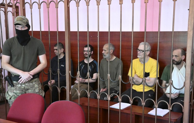 Cinci cetățeni europeni acuzați că sunt mercenari plătiți de ucraineni, judecați de separatiștii din Donețk. Ce pedeapsă riscă