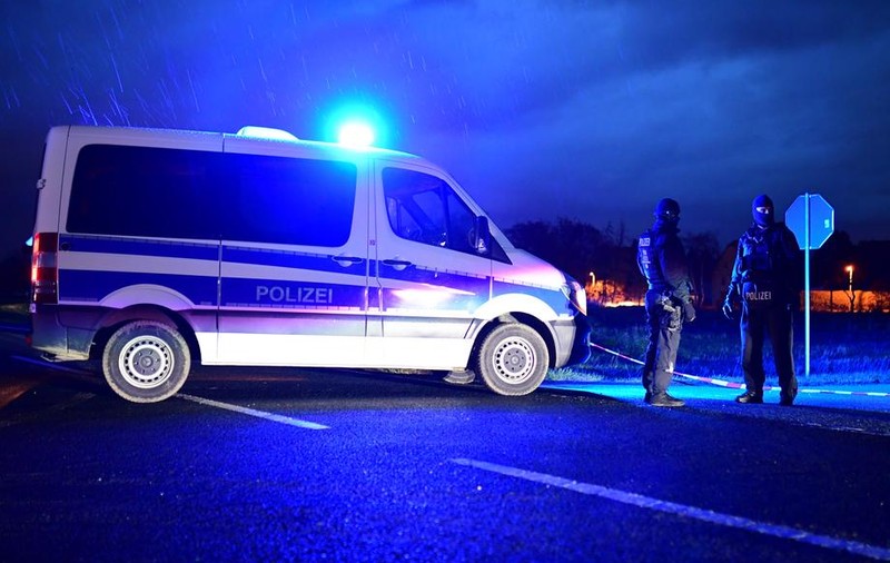 Un copil de 1 an și jumătate a murit în Germania, după ce a căzut de la etajul 4, în timp ce mama lui gătea