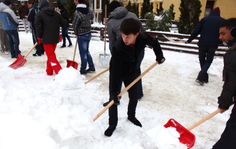 Studenţii din Regie au ieşit la lopată să-şi cureţe campusul