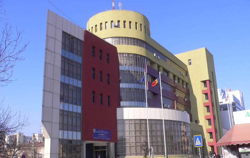 Șase funcţionari ai Fiscului din Buzău, între care şi un şef acuzat că a primit mită un scuter, cercetați de DNA