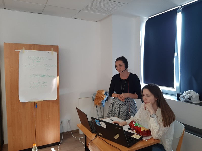 Cezara Grama (stânga), voluntar „Fiecare Vot“ și reprezentat Expert Forum