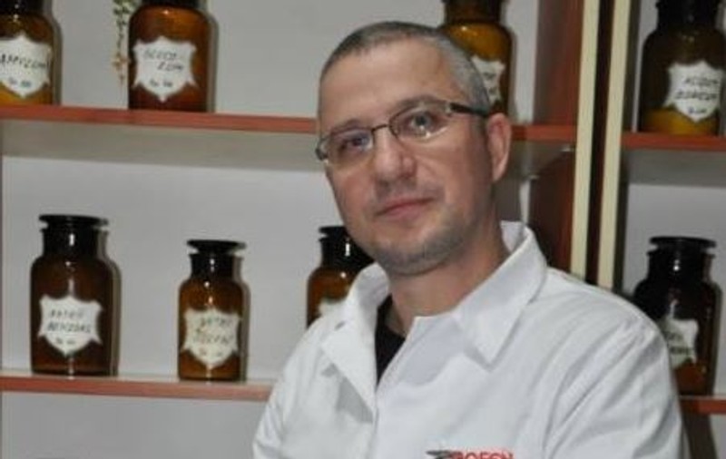 Un farmacist din Gorj prepară medicamente în laborator, așa cum se făcea odinioară