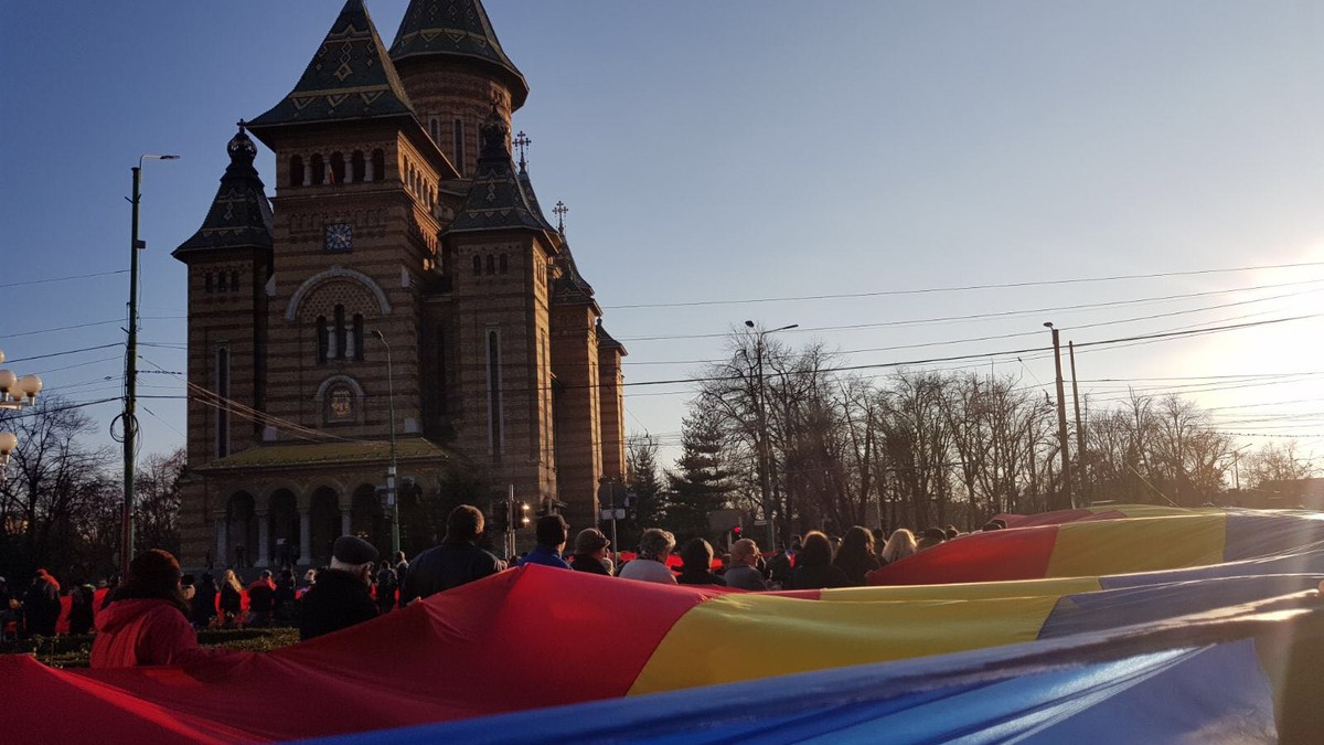 Tricolor gigant, întins în Piața Victoriei din Timișoara, de Ziua Micii Uniri