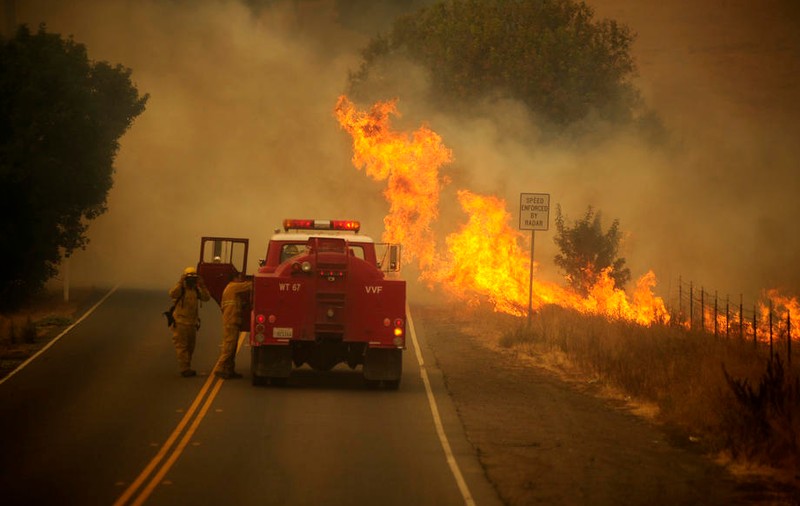 Incendiile din California fac ravagii. Cel puțin șase morți și peste 100.000 de oameni evacuați
