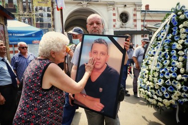 O femeie și-a luat adio cu lacrimi în ochi de la fostul actor FOTO: Eli Driu