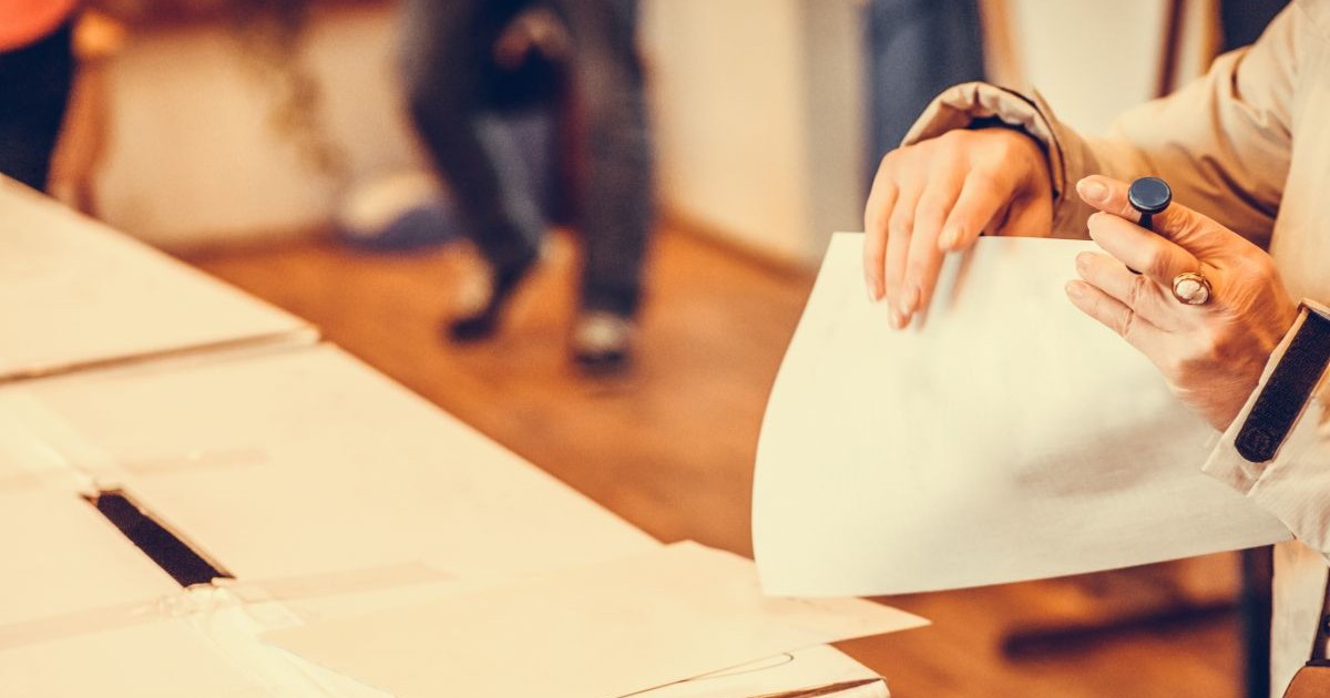 O femeie introduce buletinul de vot în urnă, la alegerile parlamentare din România din anul 2024