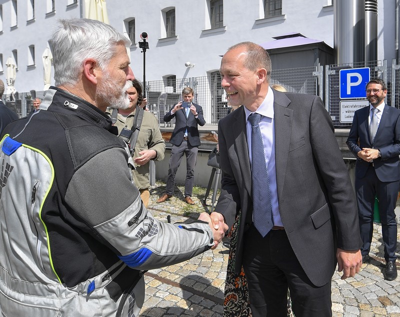 „Sunt în formă”. Președintele Petr Pavel a ajuns cu motocicleta în Germania, la deschiderea evenimentelor dedicate prieteniei ceho-bavareze
