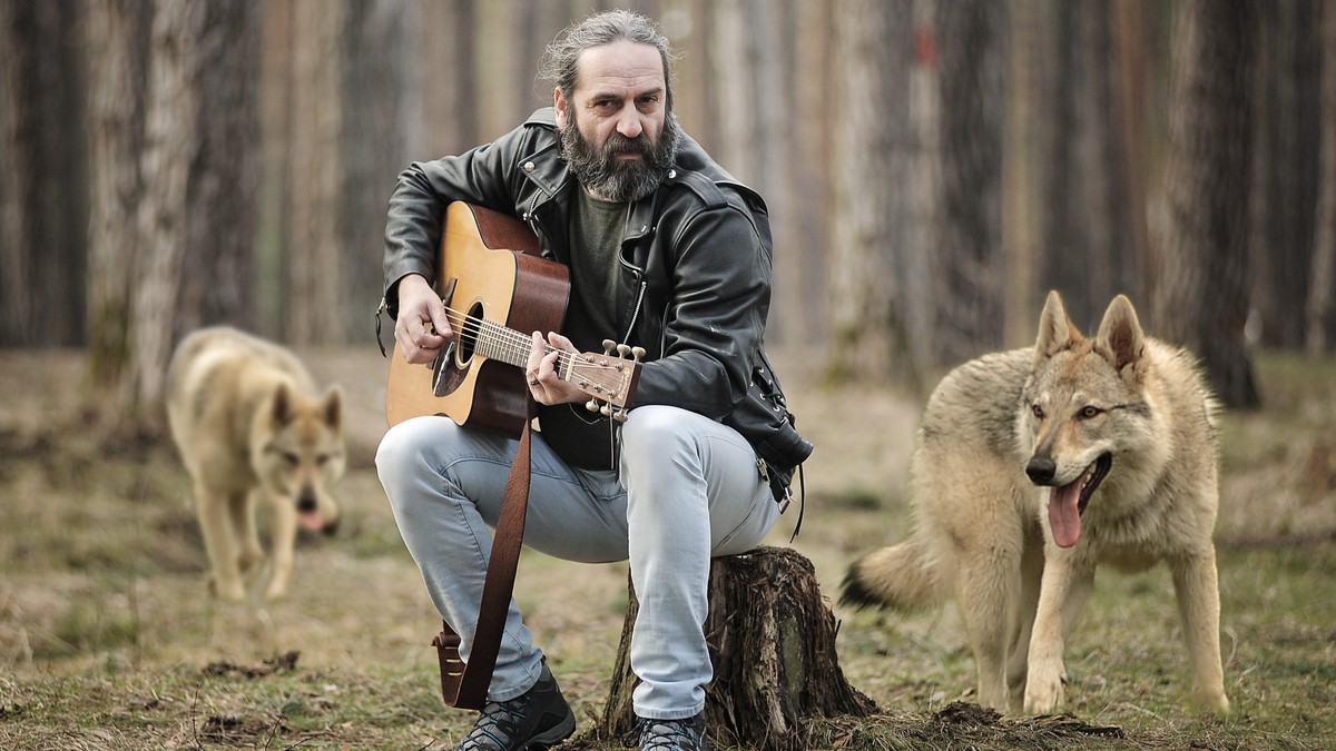 Adrian Bezna, o viaţă de trubadur strecurată printre poezie şi cântec