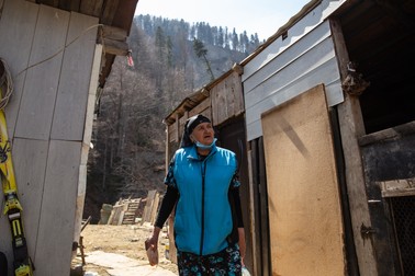 Bătrâna are 77 de ani și, deși nu mai poate locui în casa afectată de alunecarea de teren, a venit să hrănească animalele