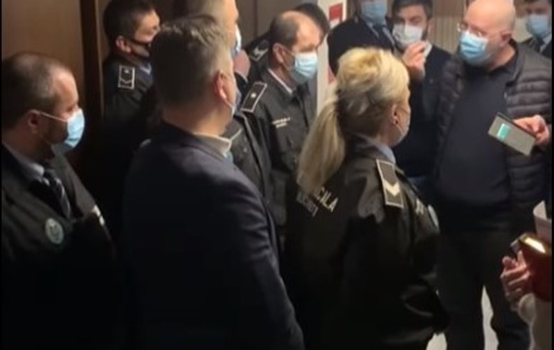 Scandal la Primăria București. Nicușor Dan a cerut ședință online, Aurelian Bădulescu a dat cu pumnii în ușă