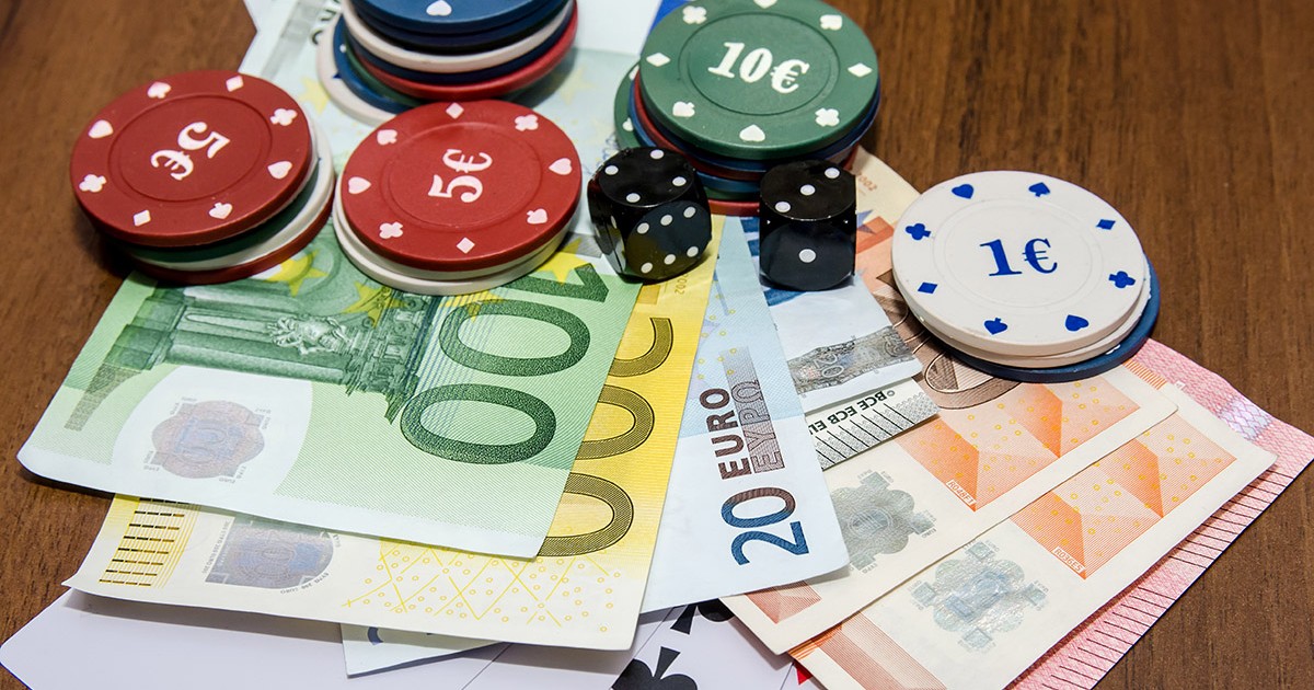 jetoane de poker cu cărți de joc, euro pe masă