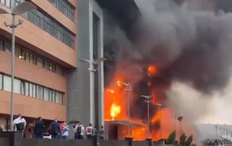 Un incendiu misterios dintr-o clădire importantă din Moscova i-a provocat un atac de cord unui șef venit la fața locului