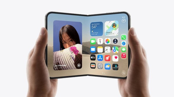 Apple iPhone Duo este primul telefon pliabil lansat de compania din Cupertino.