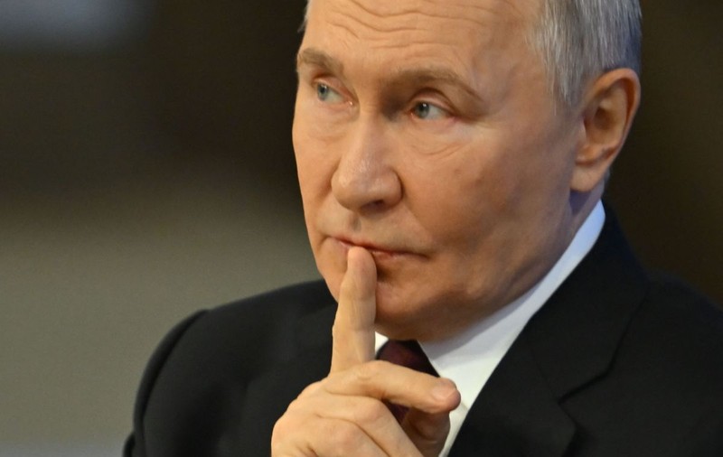 Întrebarea pe care Vladimir Putin nu se aștepta să o audă chiar la Moscova și la care a început să răspundă tușind | VIDEO