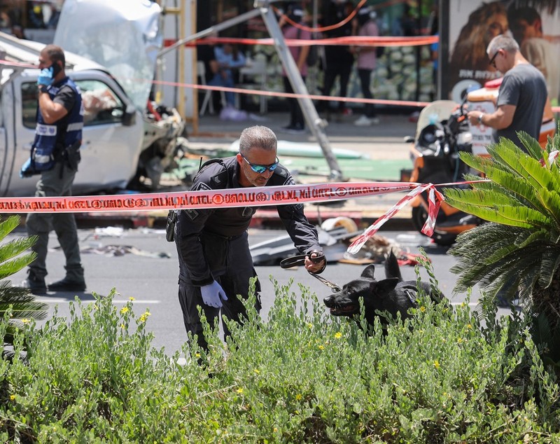 Atac terorist în Tel Aviv. Cel puțin 8 persoane, rănite după ce un atacator a intrat cu mașina în mulțime, apoi a înjunghiat un trecător