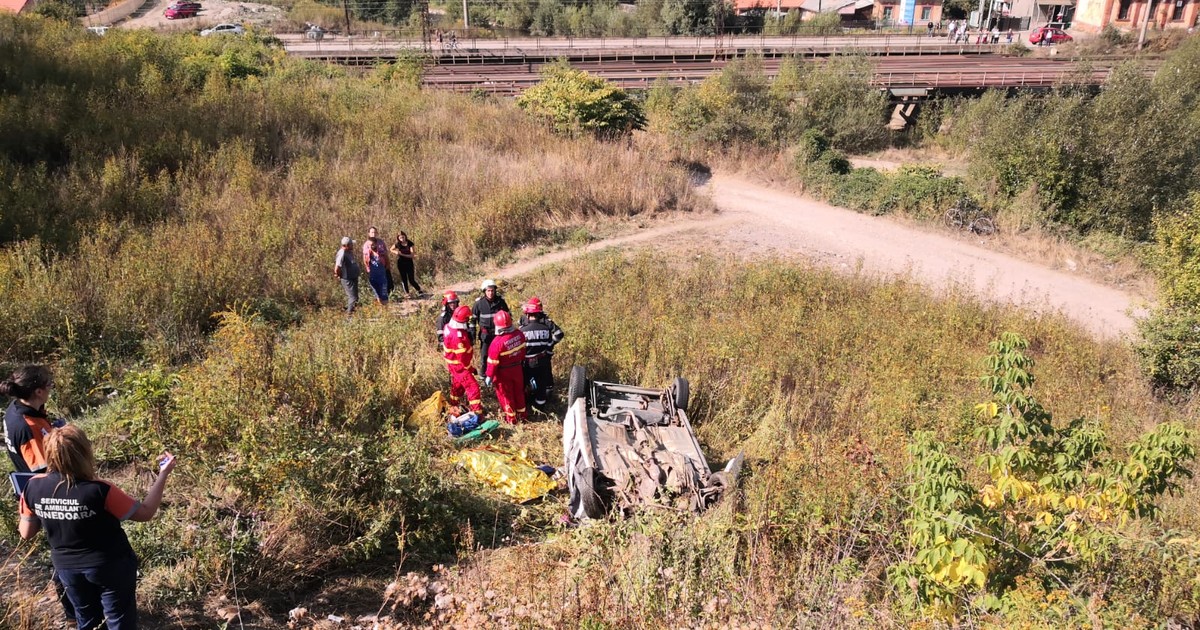 Două mașini s-au ciocnit la intrarea în Petroșani, iar una a sărit de pe pod