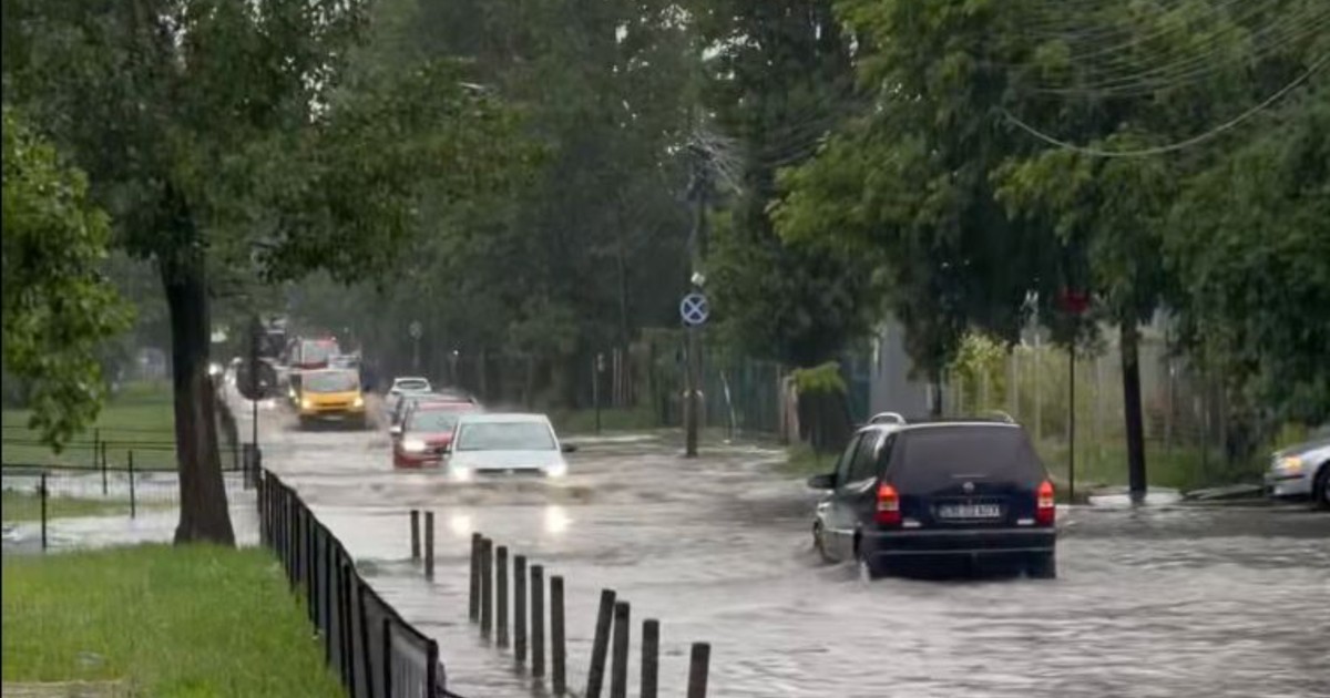 O ploaie puternică a făcut prăpăd în București. Bld Metalurgiei.