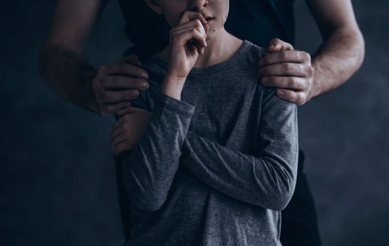 Fetiță de 10 ani cu părinții plecați în străinătate, agresată sexual de bunicul vitreg. Agresorul dă vina pe copilă