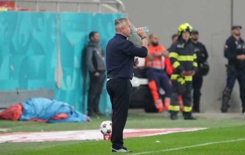 Cum a trăit Laurențiu Reghecampf revenirea pe banca FCSB! A băut patru sticle de apă într-o repriză și a rezistat doar 40 de secunde pe bancă