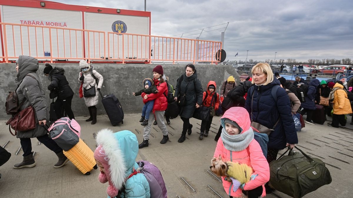Refugiați ucraineni sosesc în România, după ce au traversat Dunărea, cu feribotul, la Isaccea, punct de frontieră între cele două țări