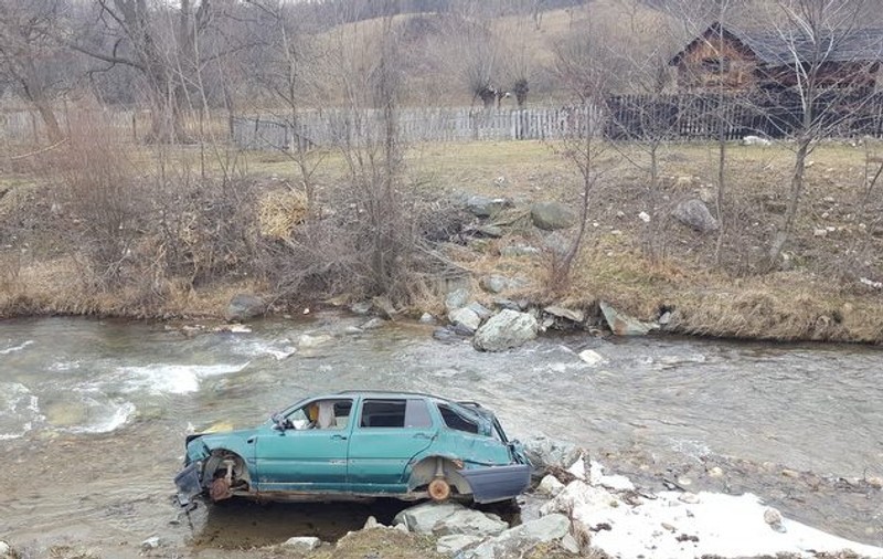 O mașină zace abandonată de cinci luni în râul Strei din Hunedoara