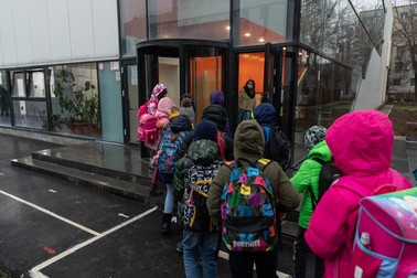Elevii intră în sala de sport în șir indian și își dezinfectează mâinile înainte să ajungă în clase