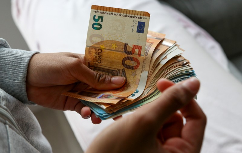 O menajeră a returnat 4.000 de euro găsiți la muncă și a primit o ofertă neașteptată: „Mi s-au tăiat picioarele”