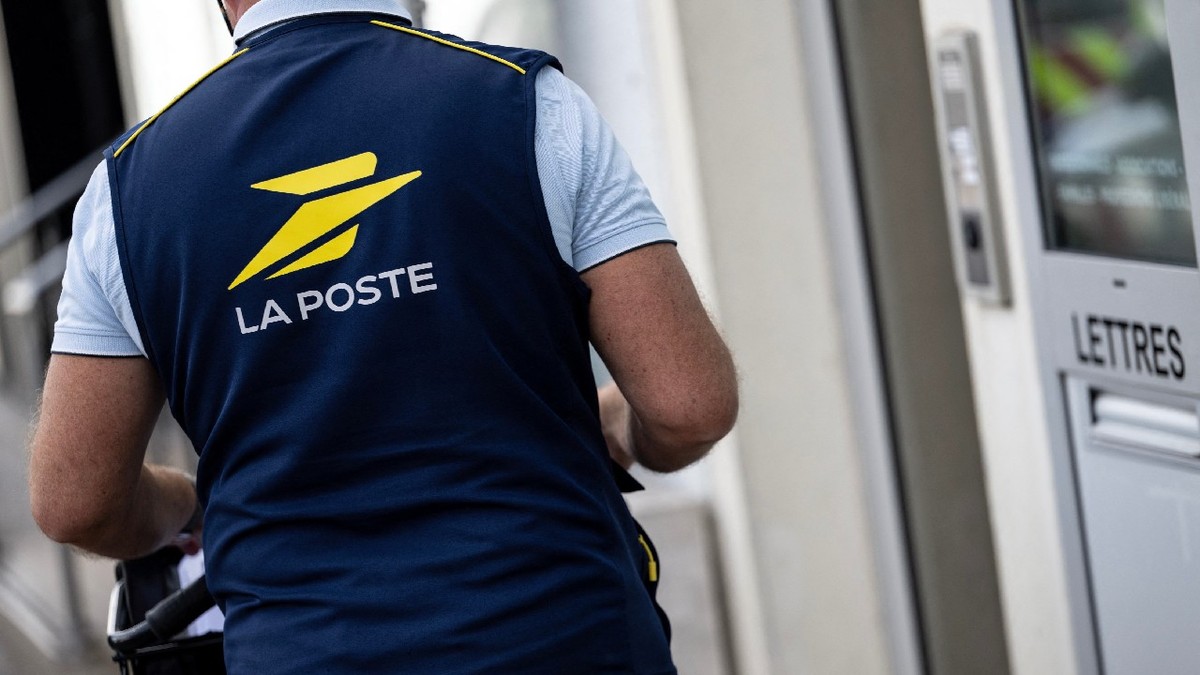 Un poștaș îmbrăcat în uniforma serviciului poștal francez „La Poste” distribuie corespondența în Vernon, în nord-vestul Franței, pe 11 septembrie 2026