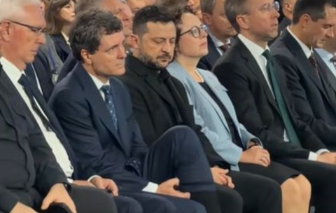 Nicușor Dan în timp ce își aranjează șosetele lângă Volodimir Zelenski la summit-ul din Ucraina | Foto: captură TikTok