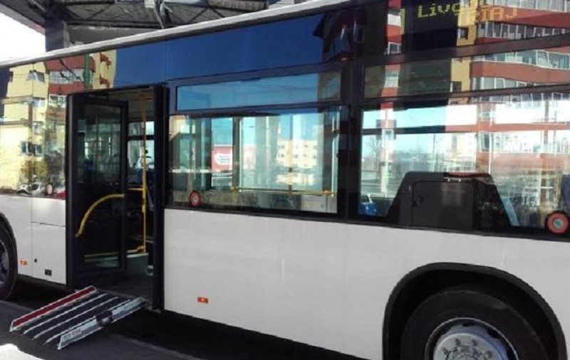 O femeie a fost rănită după ce a căzut dintr-un autobuz în Brașov